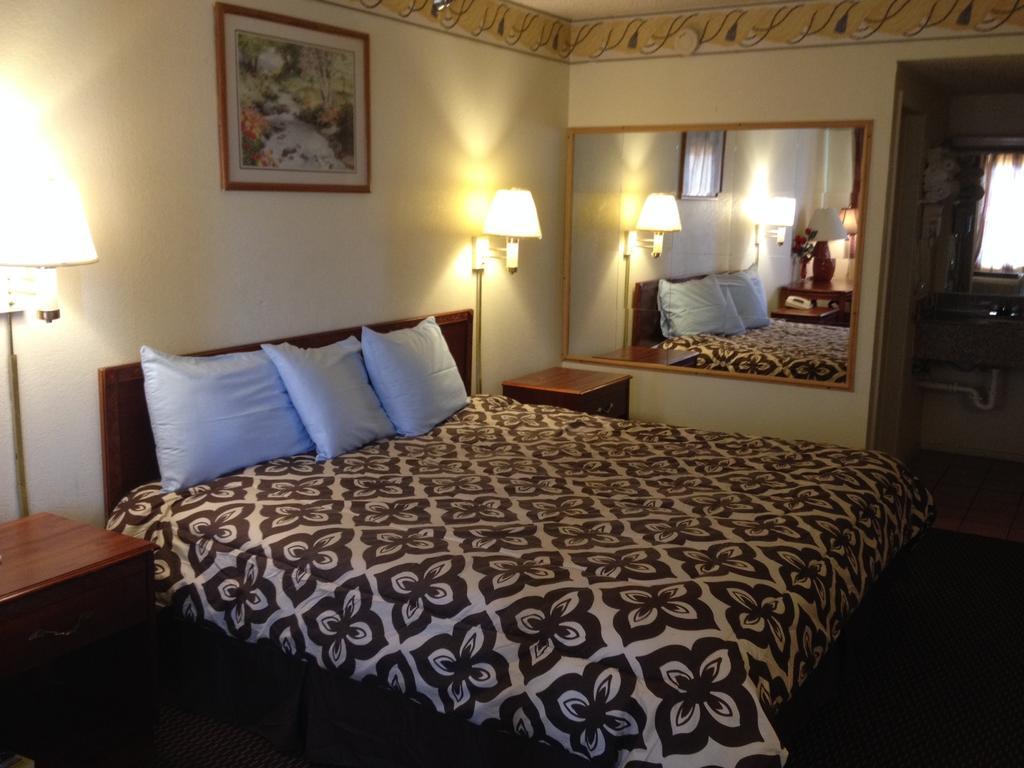 Crown Inn Grand Prairie Room photo